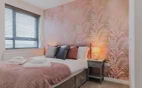 Beautiful Modern Decor Apartment In The Centre Of Slough